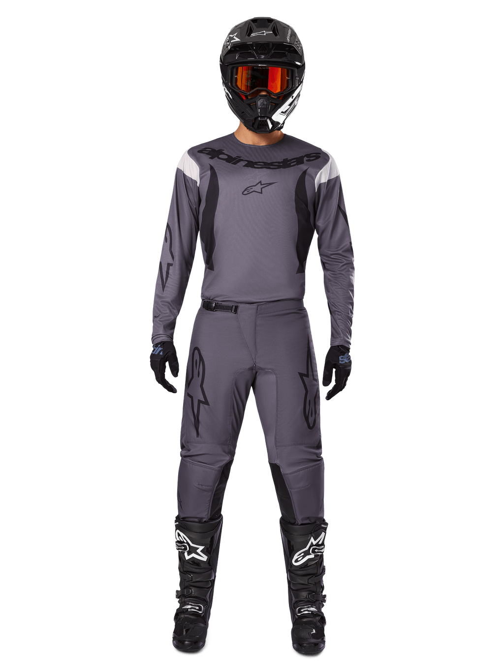 Alpinestars 2025 Fluid Haul Gear Set, equipo de motocross, gris, jersey y pantalones grises con detalles en negro, casco negro con gafas naranjas, botas negras con logotipos blancos, conjunto de carreras coordinado para rendimiento off-road