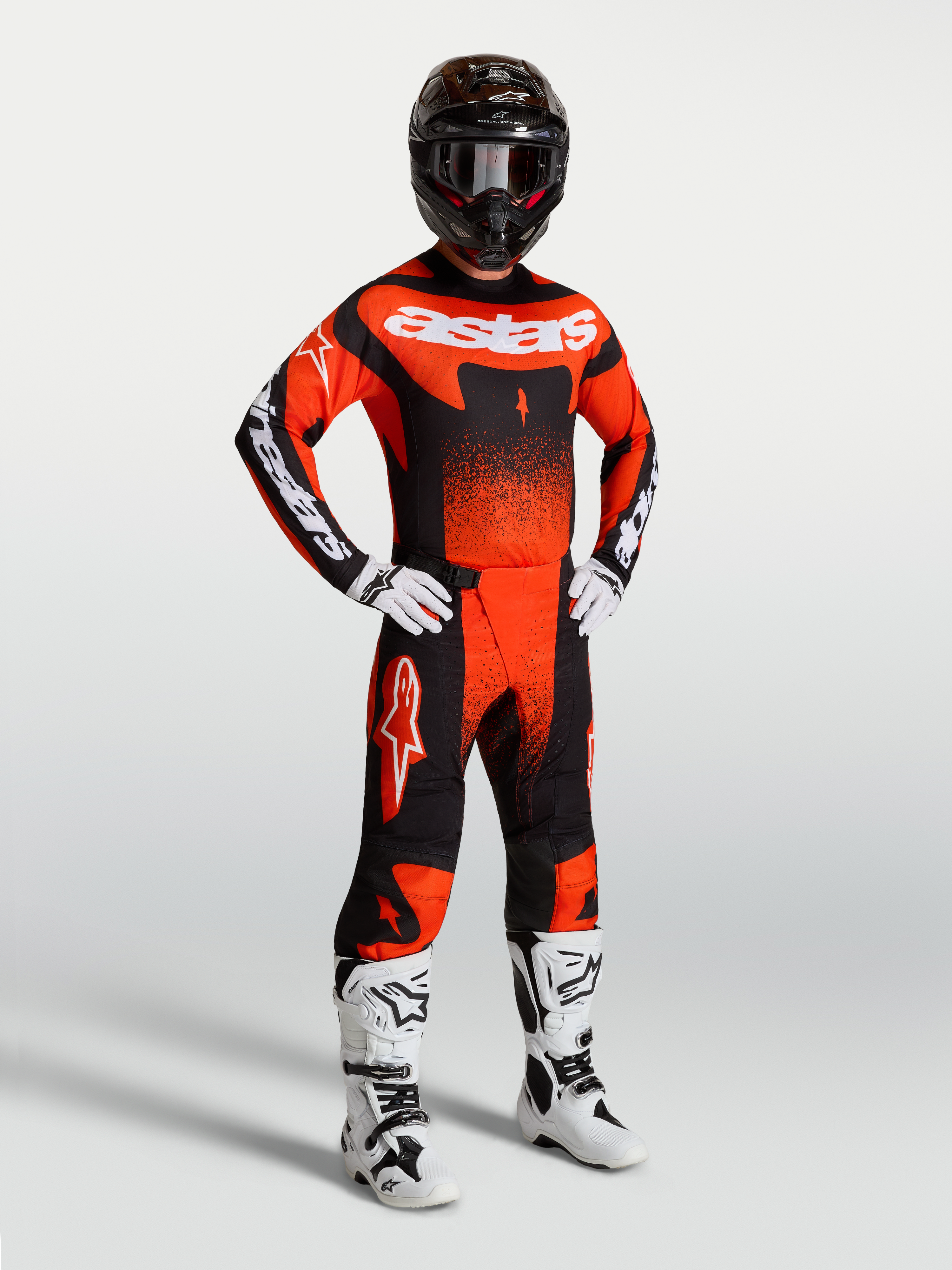 Alpinestars Techstar Swan Gear Set y Jersey, conjunto de motocross para hombre, rojo y negro con botas de carreras blancas.