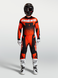 Alpinestars Techstar Swan, jersey y conjunto de motocross para hombre, rojo cardenal y negro con botas blancas de alto rendimiento.