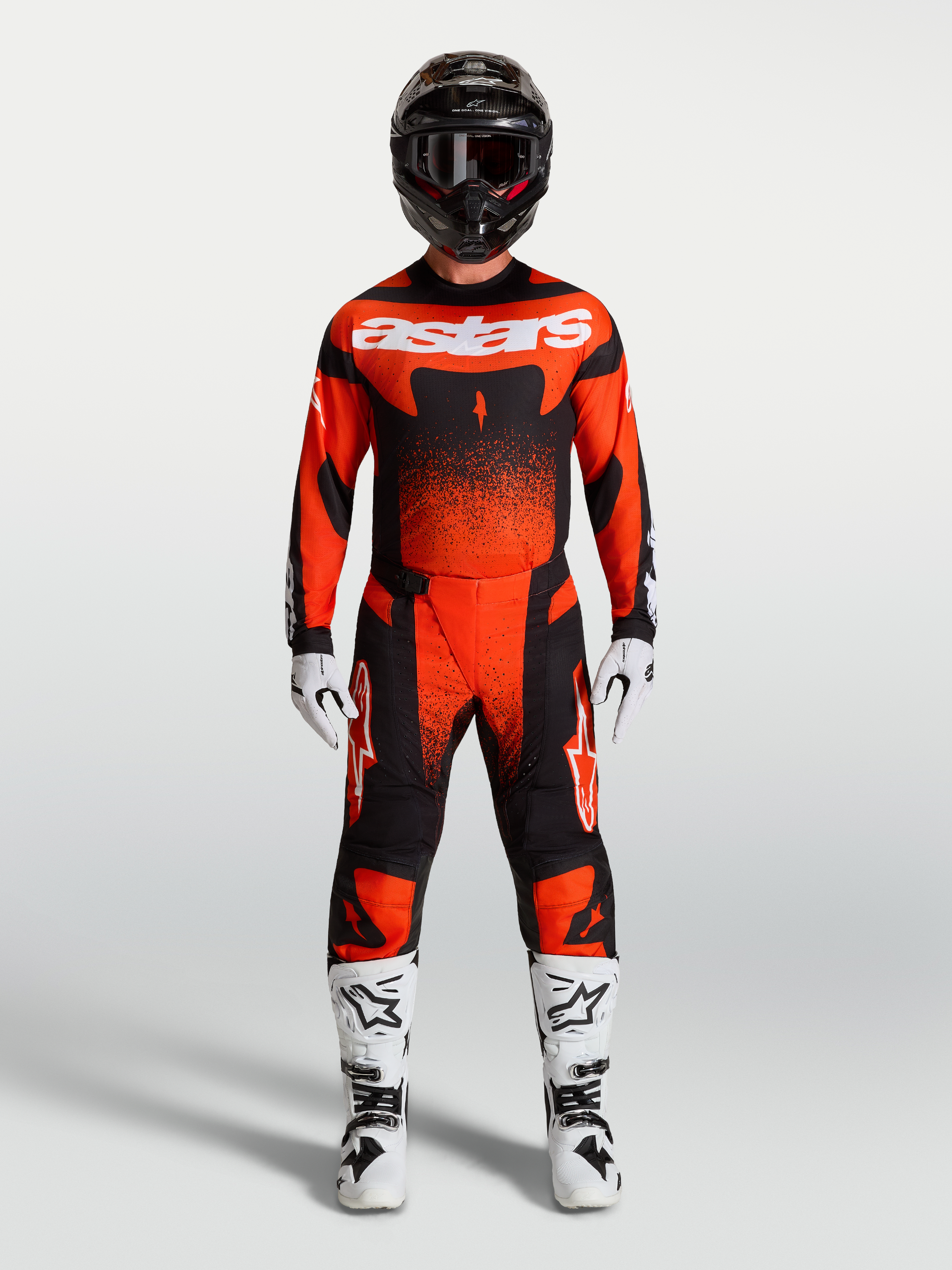 Alpinestars Techstar Swan, jersey y conjunto de motocross para hombre, rojo cardenal y negro con botas blancas de alto rendimiento.