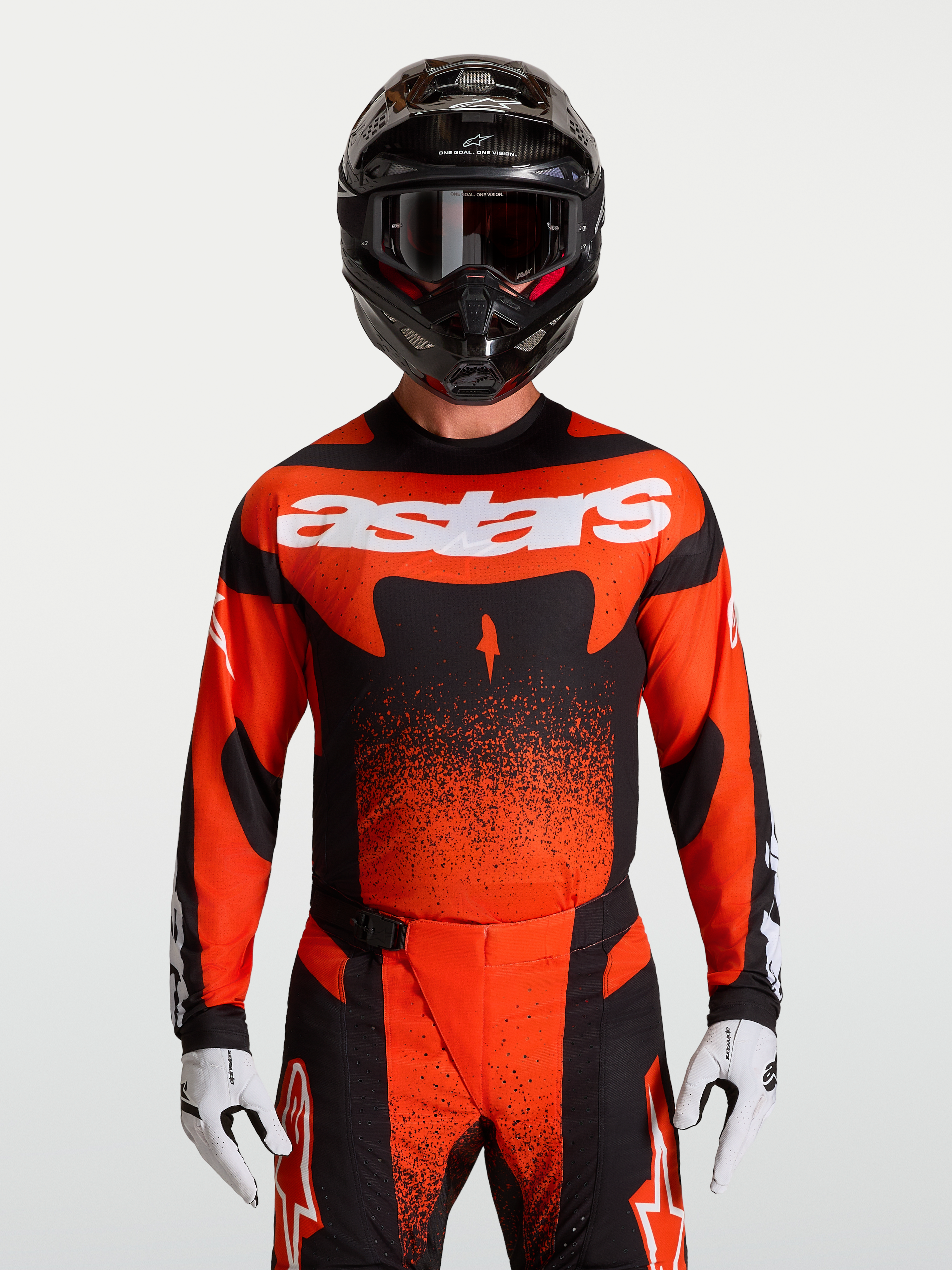 Alpinestars Techstar Swan Jersey, jersey de motocross para hombre, rojo cardinal y negro, ajuste de rendimiento mostrado en modelo con casco y guantes