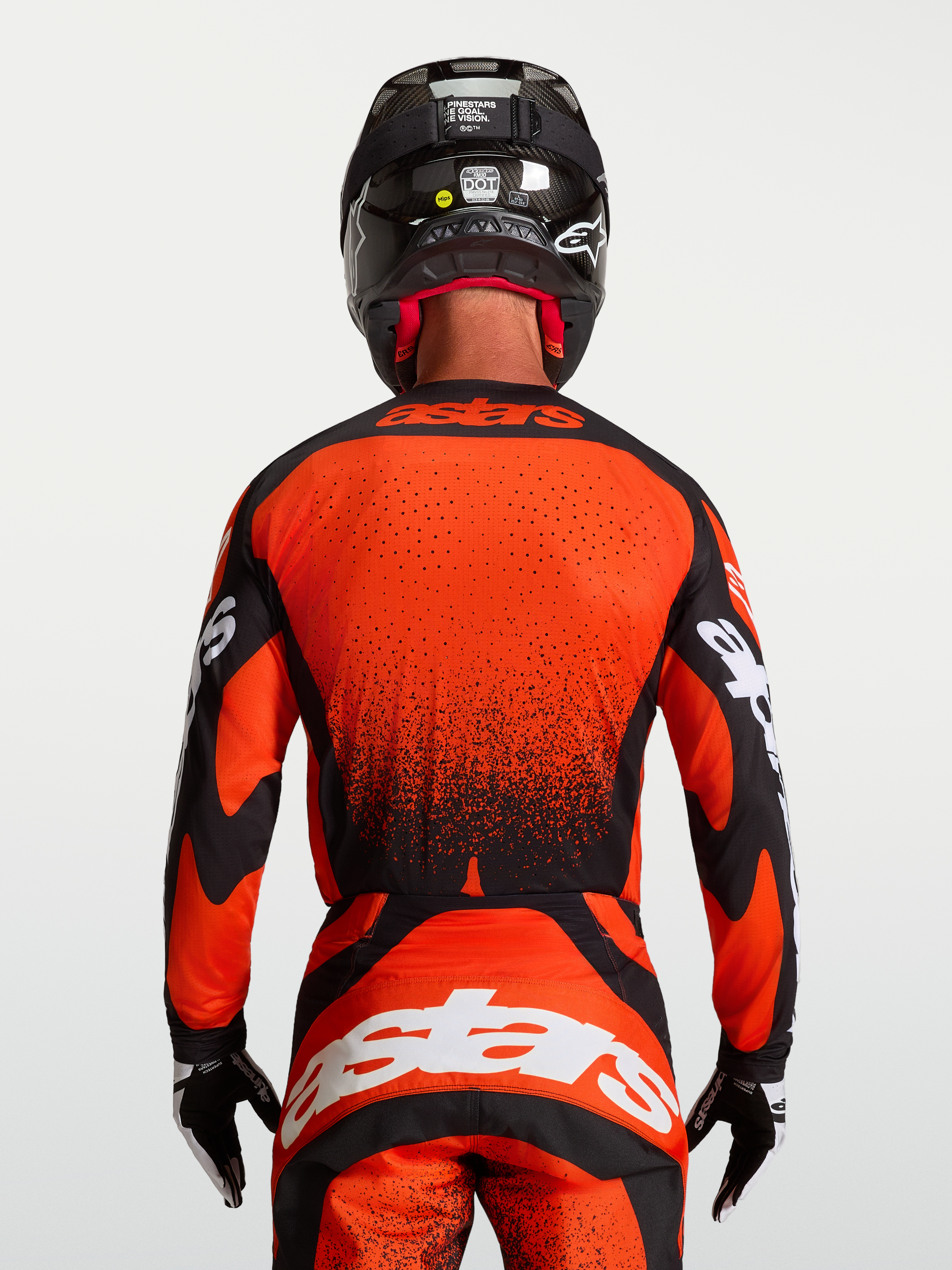 Jersey Techstar Swan de Alpinestars, jersey de motocross para hombre, vista trasera, rojo y negro con perforaciones láser