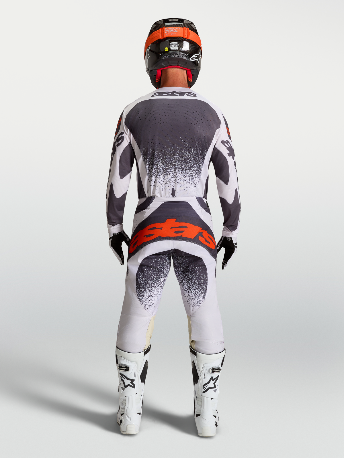 Alpinestars Techstar Swan, conjunto de jersey y pantalón de motocross, gris y blanco con logo rojo, vista posterior