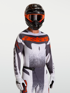 Alpinestars Jersey Techstar Swan, jersey de motocross para hombre, gris y rojo flúor, ajuste de carrera con perforaciones láser y material elástico