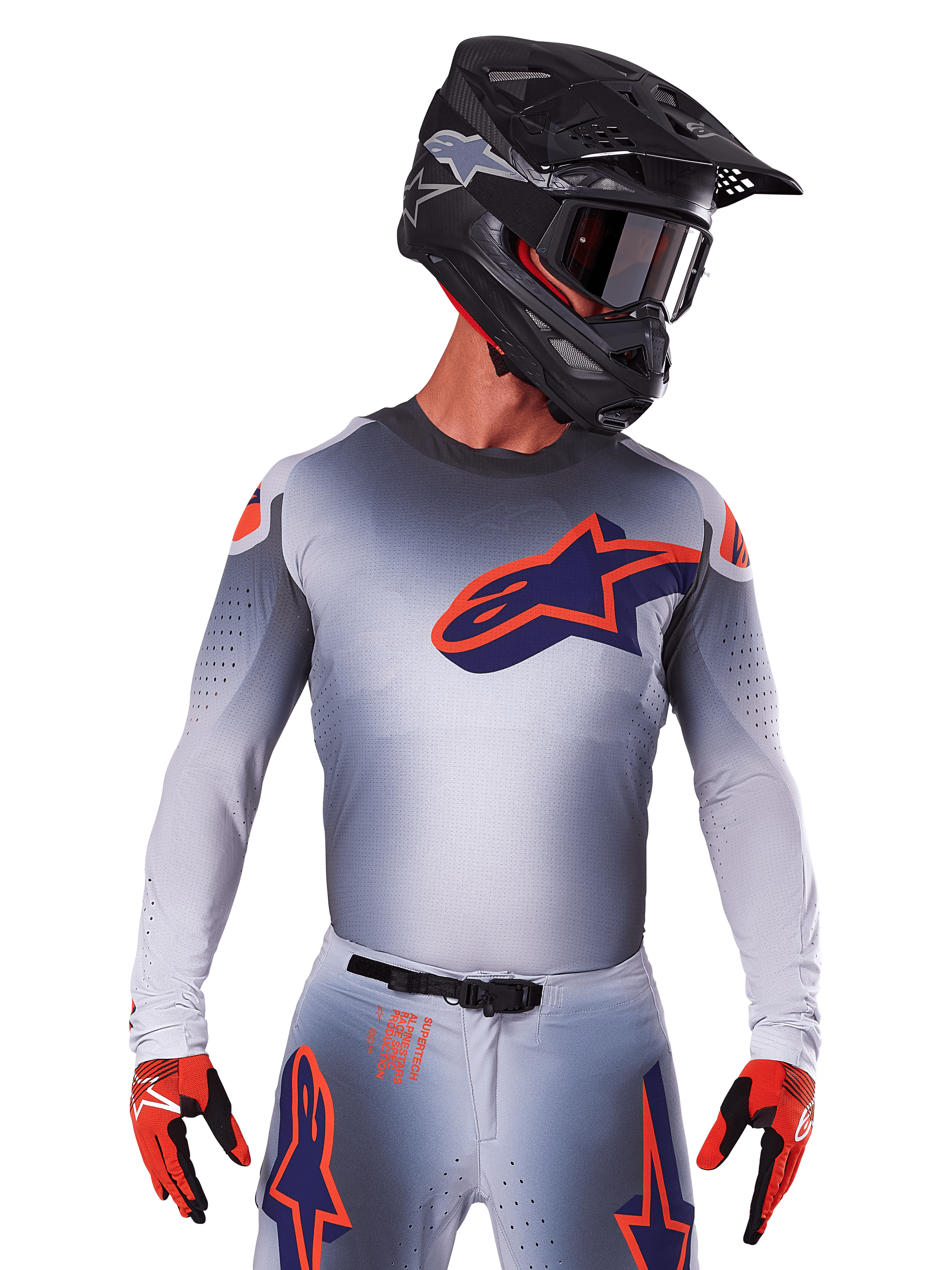 Alpinestars Supertech Lipan Jersey 2025, jersey de motocross de manga larga, gris con detalles en naranja y azul marino, camiseta técnica con perforaciones de ventilación, usado con casco negro y guantes rojos, diseño de competición estilizado