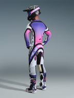 Jersey Alpinestars 2026 Supertech AFD Vista, jersey de motocross, blanco, morado y negro con degradado rosa, visto desde atrás con pantalones de motocross a juego, casco negro y botas blancas y moradas, mostrando el conjunto completo de equipamiento de carreras profesional para rendimiento off-road.