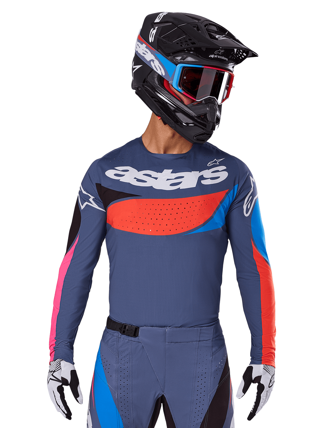 Alpinestars 2025 Techstar Dreem Jersey, jersey de motocross, gris con detalles en azul, rojo y rosa, con perforaciones cortadas por láser y un logotipo grande en el pecho, usado con pantalones a juego y casco de carreras negro