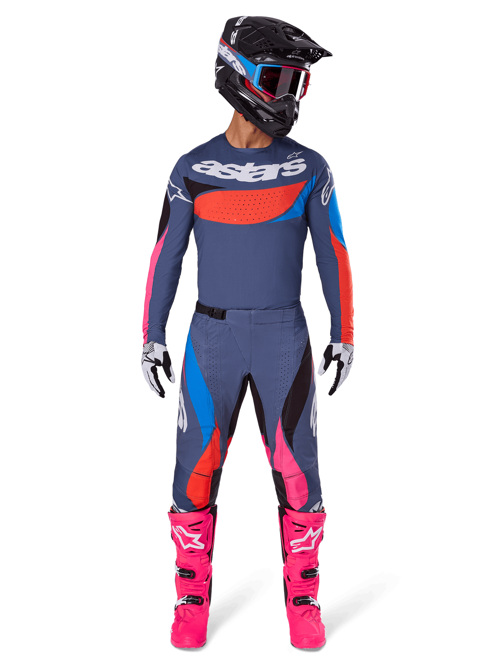 Alpinestars 2025 Techstar Dreem Gear Set, piloto de motocross con equipamiento completo de competición, jersey y pantalones azul grisáceo con detalles vibrantes en rosa, naranja y azul cian, logotipo 'astars' grande en el pecho, botas rosa brillante, casco negro con gafas, conjunto coordinado para motocross profesional
