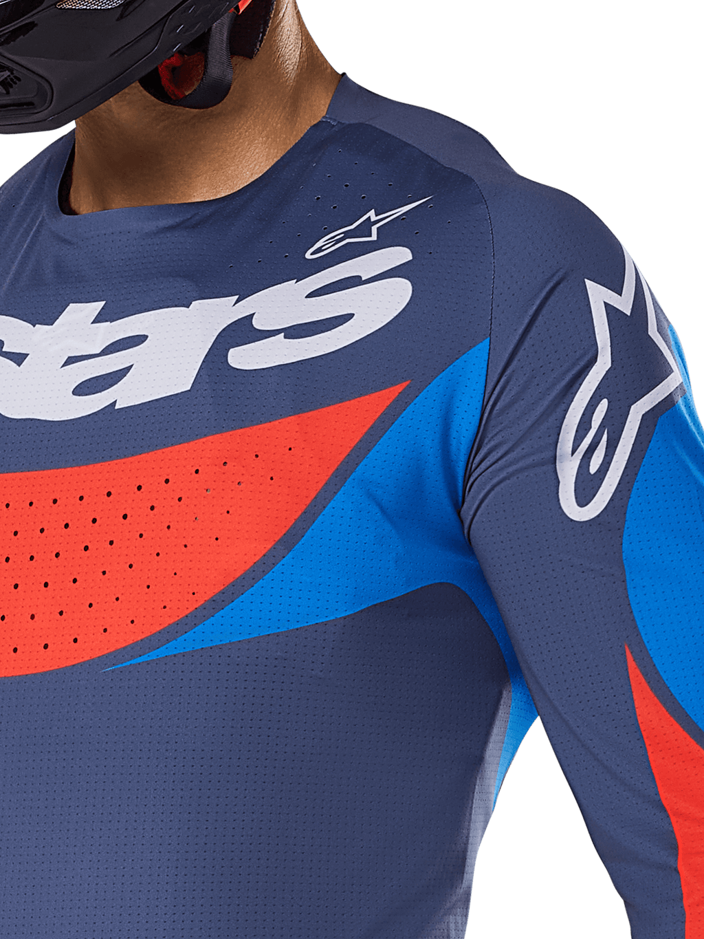 Primer plano del Jersey Alpinestars Techstar Dreem 2025, azul marino con detalles en azul vibrante y naranja, logotipos de Alpinestars en blanco en el pecho y el hombro, con perforaciones cortadas a láser para ventilación