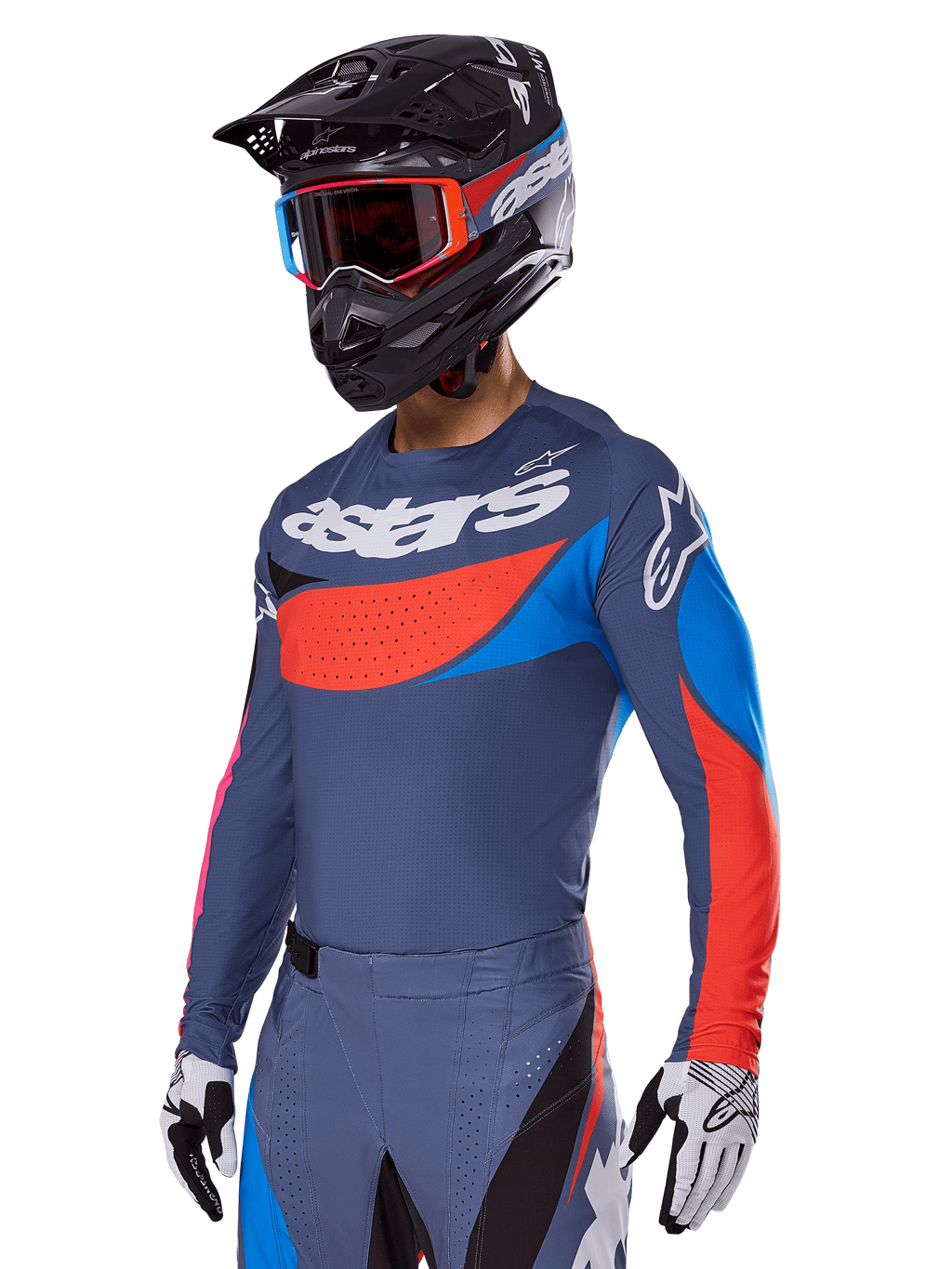Alpinestars 2025 Techstar Dreem Gear Set, piloto de motocross con jersey y pantalones gris pizarra con gráficos llamativos en rojo y azul, con la marca 'astars' en el pecho, combinado con un casco negro, gafas con montura roja y guantes de competición blancos