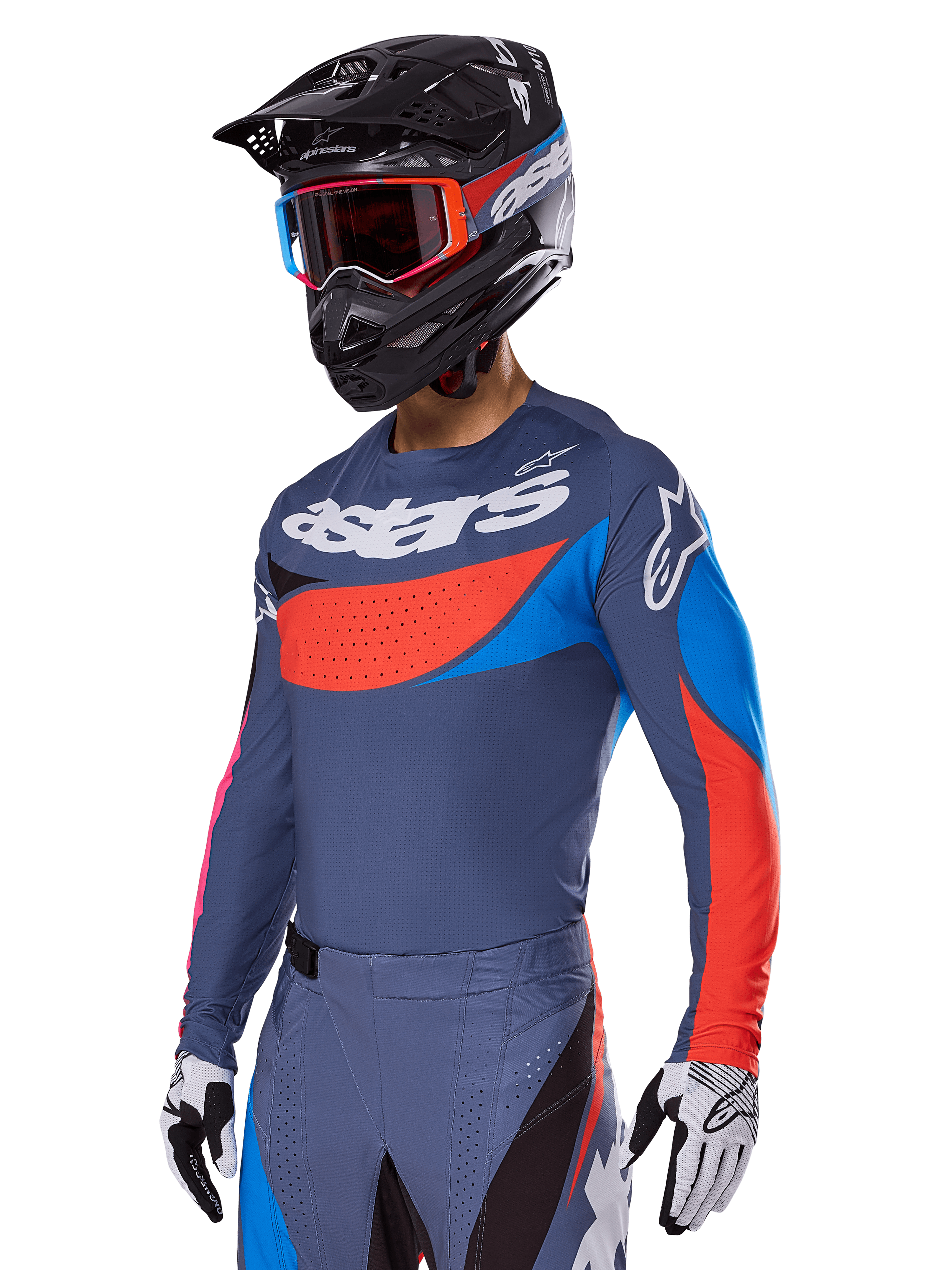 Alpinestars 2025 Techstar Dreem Gear Set, piloto de motocross con jersey y pantalones gris pizarra con gráficos llamativos en rojo y azul, con la marca 'astars' en el pecho, combinado con un casco negro, gafas con montura roja y guantes de competición blancos