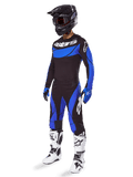 Alpinestars Conjunto Techstar Dreem 2025 y Jersey, equipo de motocross negro y azul, con casco negro y botas blancas.