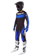 Alpinestars Conjunto Techstar Dreem 2025 y Jersey, equipo de motocross negro y azul, con casco negro y botas blancas.