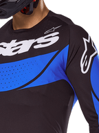 Jersey Alpinestars Techstar Dreem 2025, prenda de motocross en negro y azul con perforaciones láser de ventilación