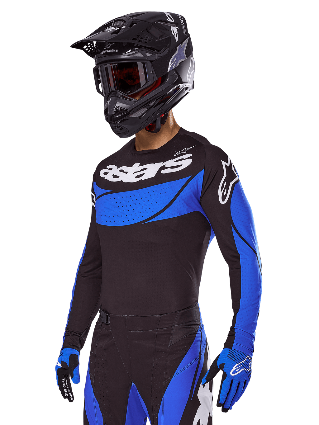 Piloto de motocross con el conjunto de equipo Alpinestars 2025 Techstar Dreem, jersey negro con paneles azules de estilo perforado y logotipos blancos, pantalones negros y azules a juego, casco de carreras negro y guantes azules, conjunto de alto rendimiento coordinado para motocross.