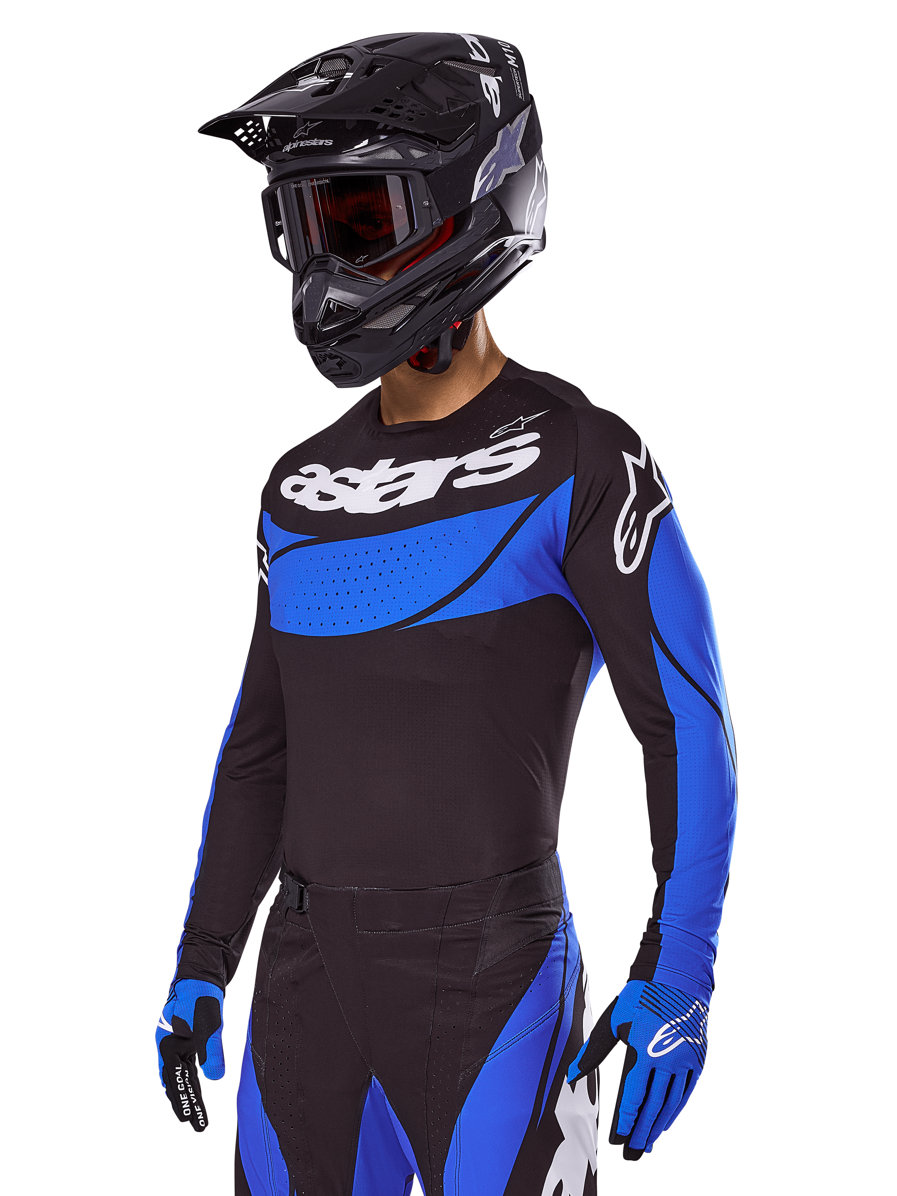 Piloto de motocross con el conjunto de equipo Alpinestars 2025 Techstar Dreem, jersey negro con paneles azules de estilo perforado y logotipos blancos, pantalones negros y azules a juego, casco de carreras negro y guantes azules, conjunto de alto rendimiento coordinado para motocross.