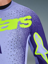 Jersey Alpinestars Supertech Scenz 2026, jersey de motocross, morado y amarillo flúor, vista en primer plano que muestra el material de malla elástica perforada y el logotipo de Alpinestars en amarillo brillante en el pecho y la manga