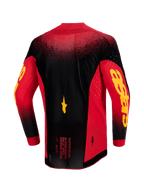 Alpinestars Supertech Scenz Jersey 2026, vista posterior, rojo, negro y amarillo, jersey de motocross profesional con malla elástica ligera, ventilación cortada con láser, llamativo logotipo Astars amarillo en las mangas y dobladillo trasero extendido para rendimiento en carrera