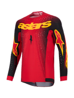 Alpinestars 2026 Supertech Scenz Jersey, jersey de motocross, rojo, negro y amarillo, con el logotipo 'astars' amarillo en el pecho, mangas negras con detalles del logo y patrón de motas blancas en los hombros y la parte superior del cuerpo
