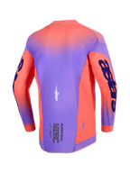 Jersey Alpinestars 2026 Supertech Scenz, camiseta de motocross, color coral intenso y púrpura, vista trasera que muestra el chasis de malla elástica ligera, perforaciones cortadas con láser para ventilación y logotipos llamativos en las mangas y la parte inferior de la espalda.