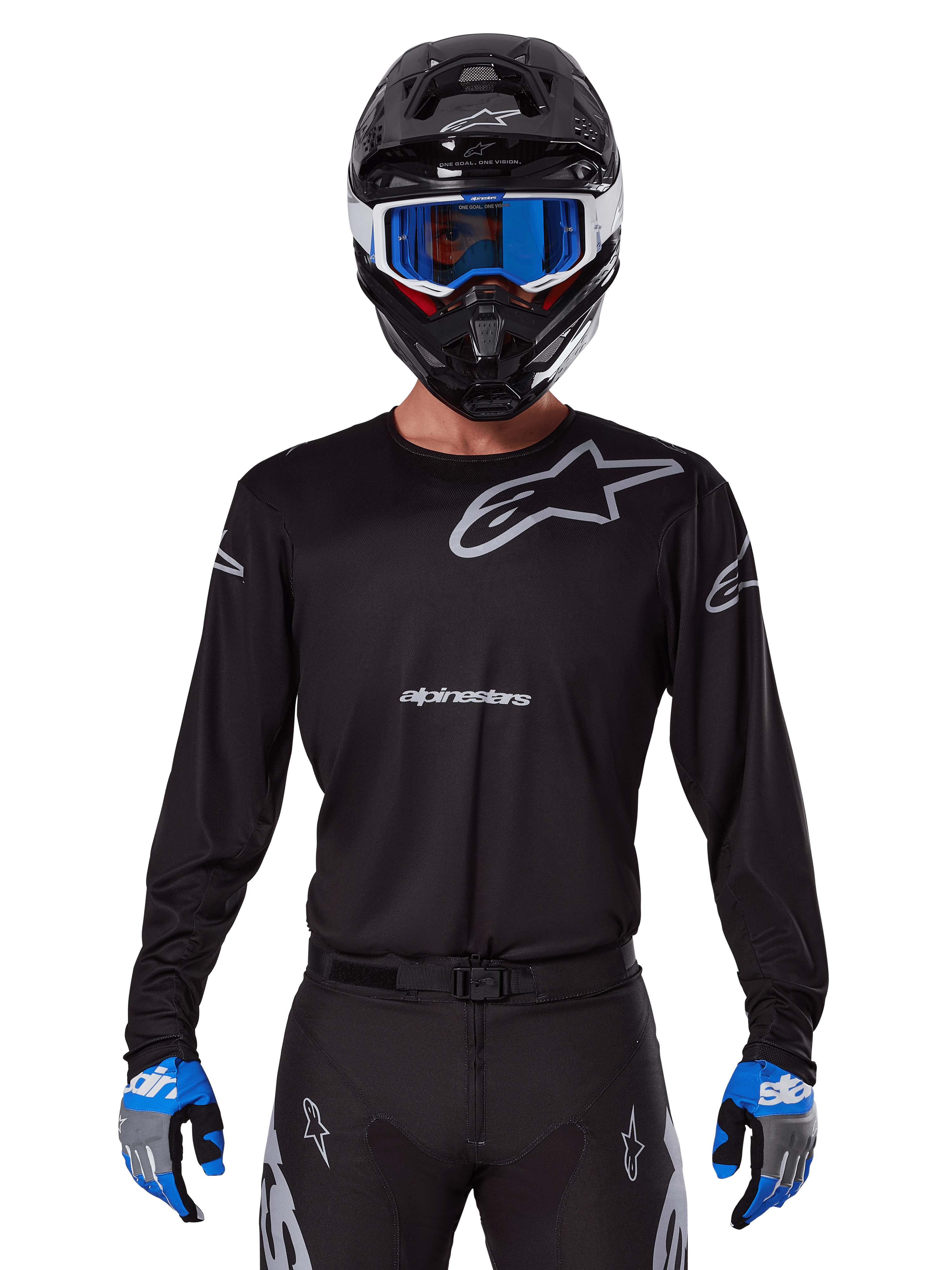 Alpinestars 2025 Racer Graphite Jersey, equipo de competición de motocross, negro con logotipos grises, usado con un casco negro a juego, gafas azules y guantes azules y grises, diseño de rendimiento ajustado con logotipos en el pecho y los brazos