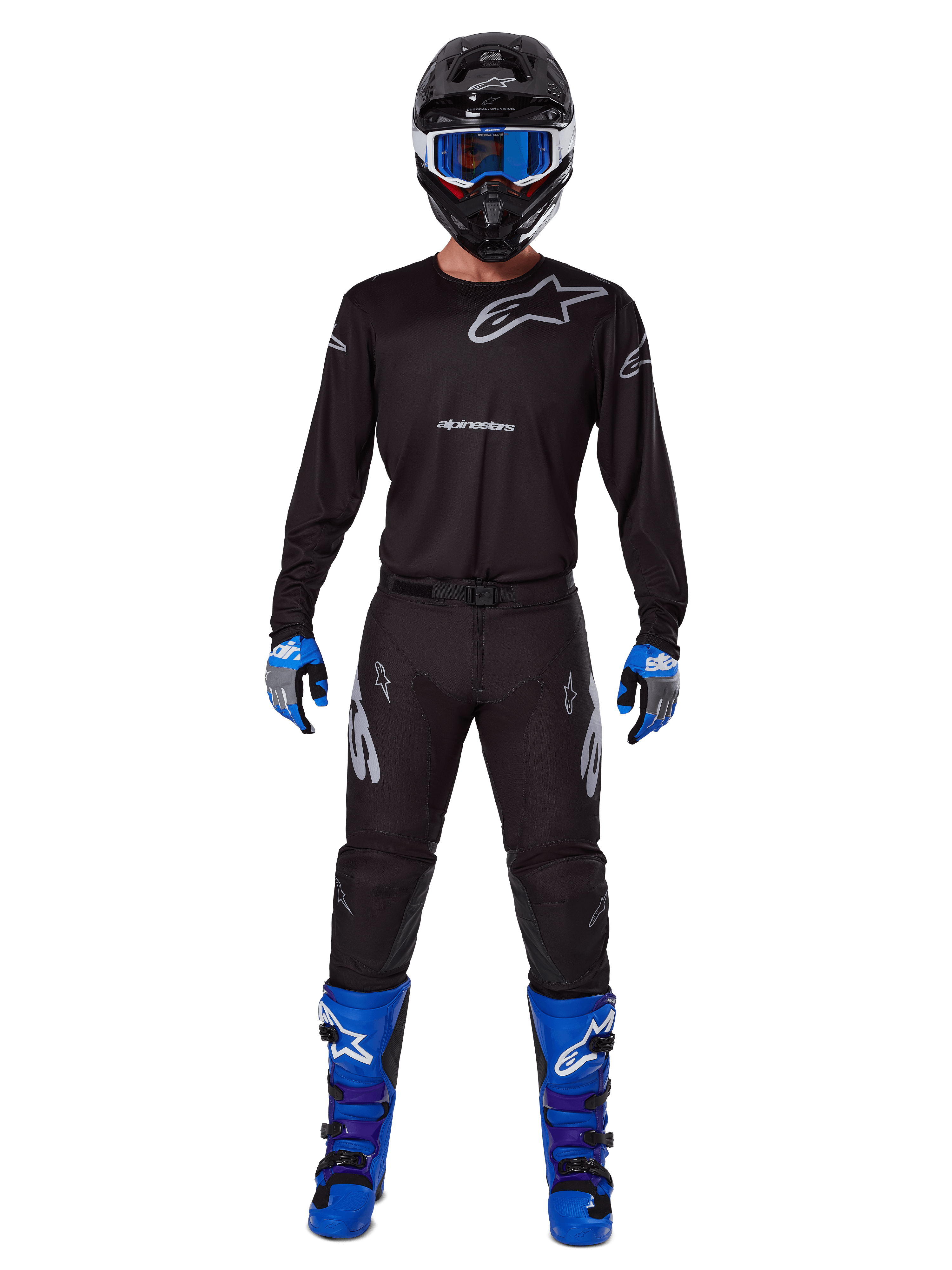 Alpinestars 2025 Racer Graphite Gear Set, piloto de motocross con equipamiento de competición completo, jersey de manga larga negro con logotipos Alpinestars en gris, pantalones negros, casco negro con gafas azules, guantes azules y grises, botas azules y negras, atuendo coordinado para carreras de motocross off-road