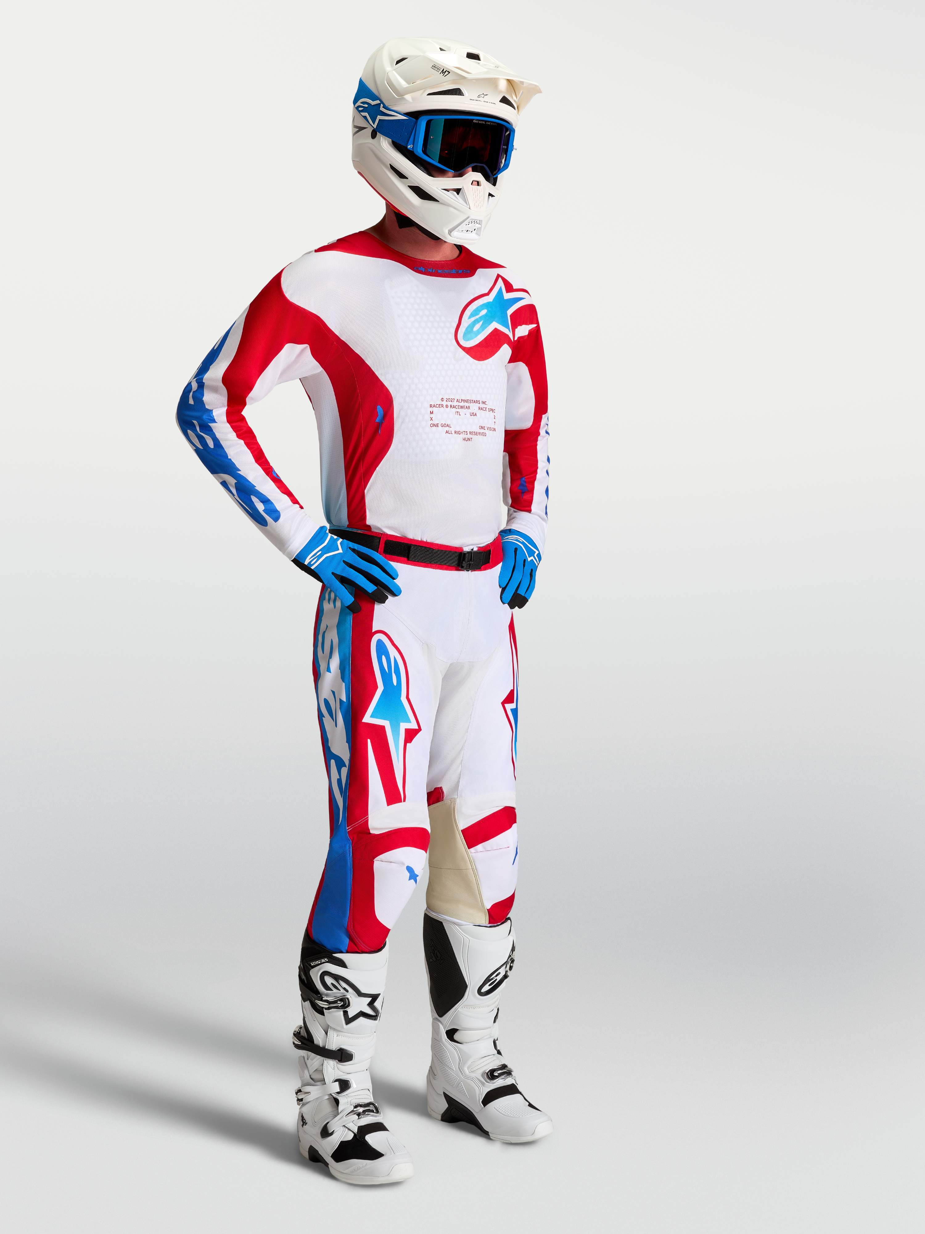 Alpinestars Racer Hunt, conjunto de motocross rojo y blanco con jersey y pantalones para conducción off-road.