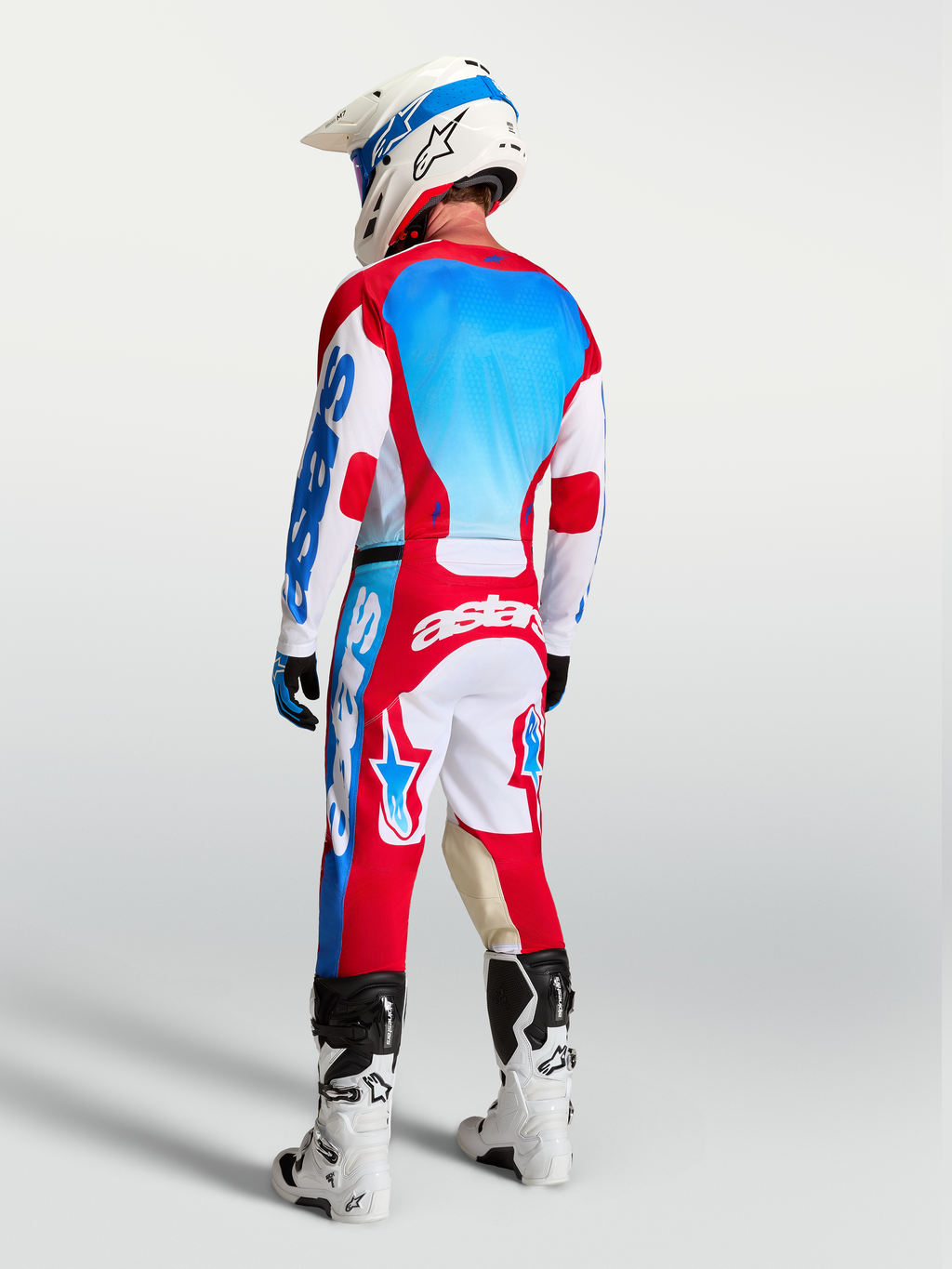 Alpinestars Pantalones Racer Hunt y conjunto Racer Hunt, para hombre, rojo, blanco y azul, vista trasera en el piloto.