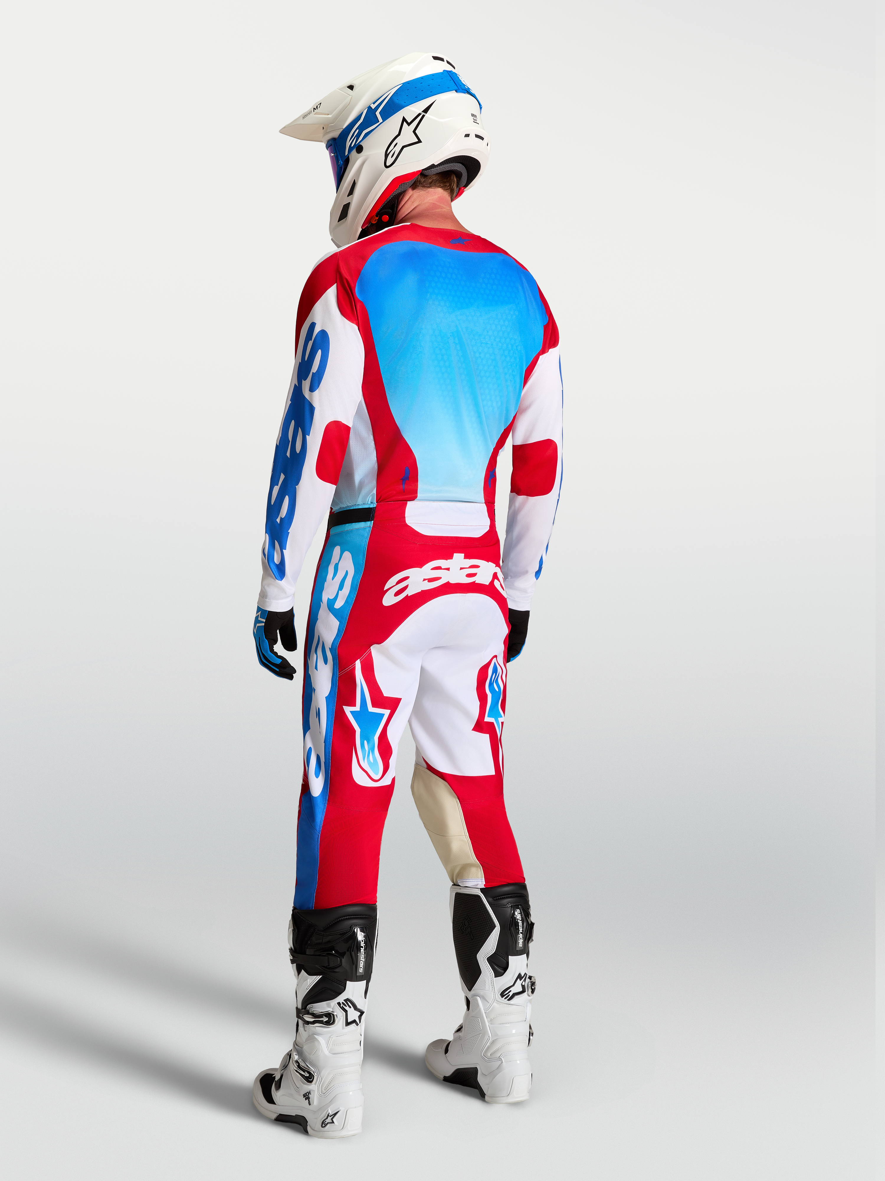 Alpinestars Pantalones Racer Hunt y conjunto Racer Hunt, para hombre, rojo, blanco y azul, vista trasera en el piloto.