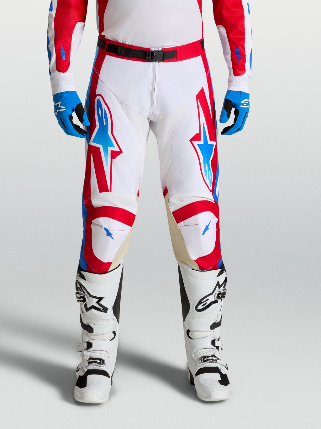 Alpinestars Pantalones Racer Hunt, pantalones de motocross para hombre, blancos y rojos con detalles en azul, diseño precurvado ergonómico y paneles de cuero en las rodillas, equipo de alto rendimiento todoterreno.