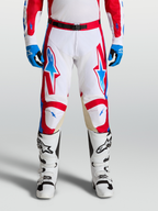 Alpinestars Pantalones Racer Hunt, pantalones de motocross para hombre, blancos y rojos con detalles en azul, diseño precurvado ergonómico y paneles de cuero en las rodillas, equipo de alto rendimiento todoterreno.