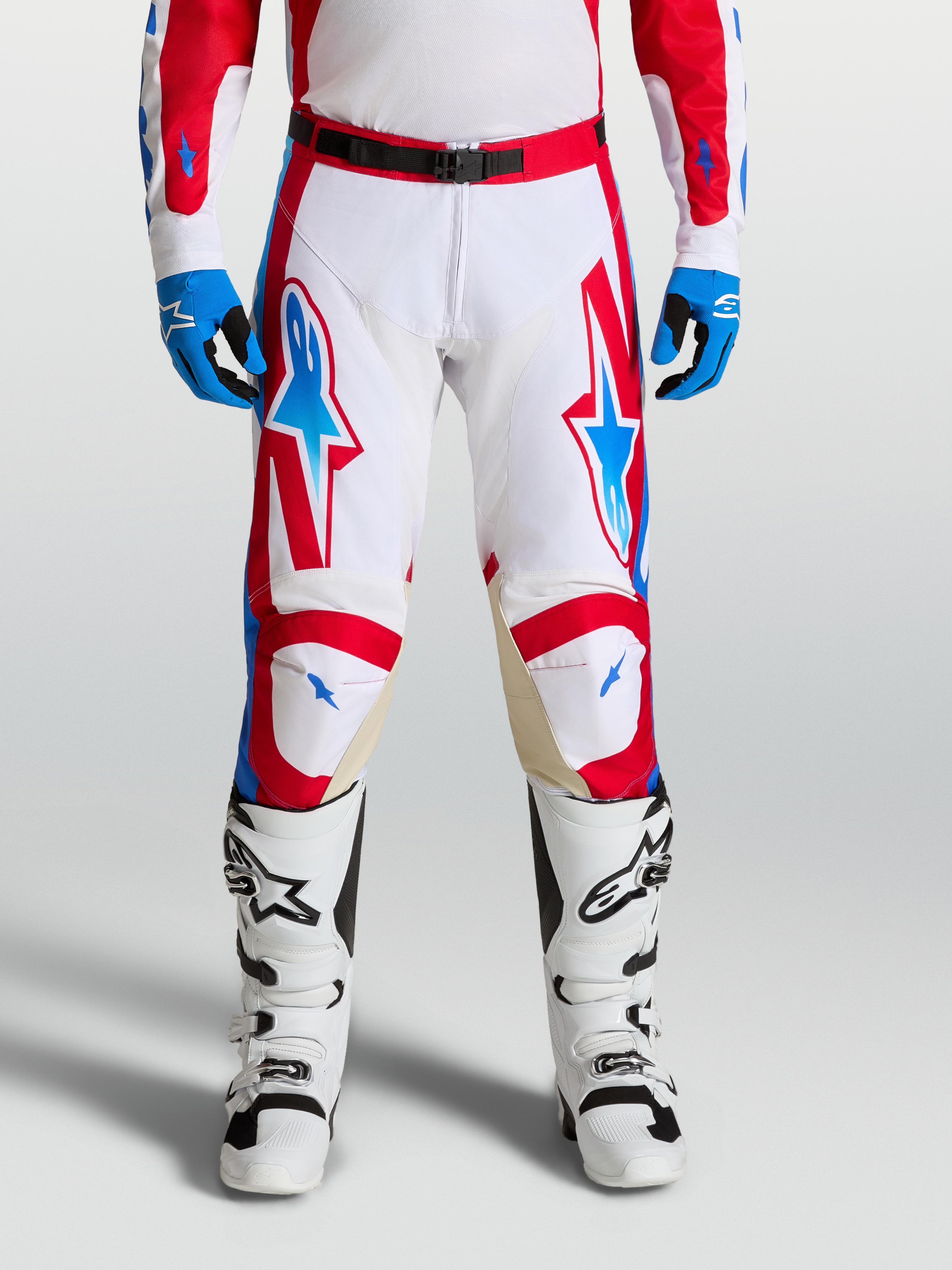 Alpinestars Pantalones Racer Hunt, pantalones de motocross para hombre, blancos y rojos con detalles en azul, diseño precurvado ergonómico y paneles de cuero en las rodillas, equipo de alto rendimiento todoterreno.