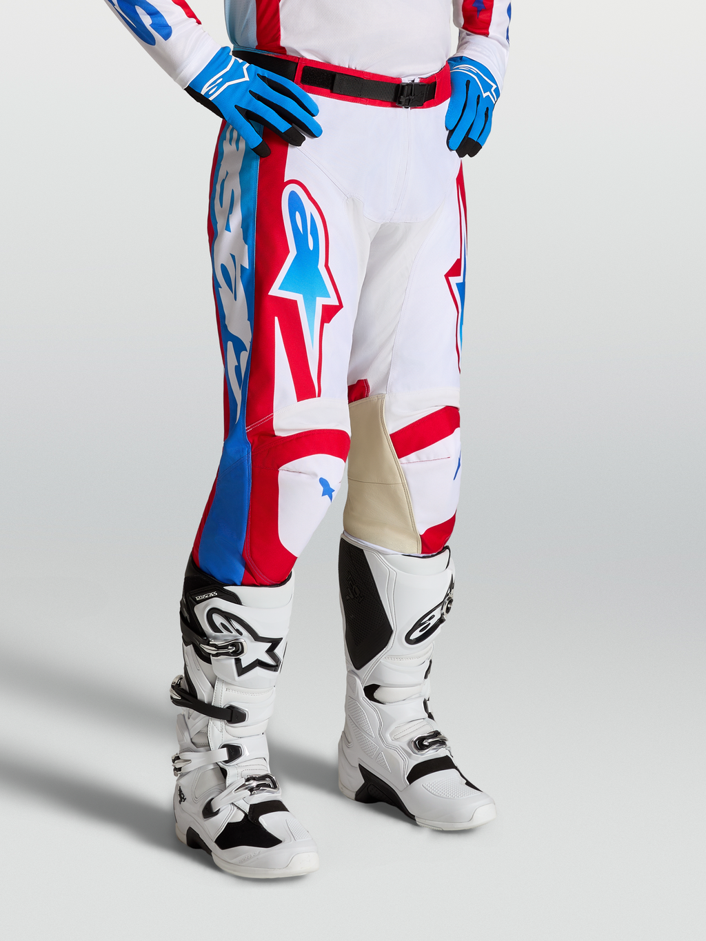 Alpinestars Pantalones Racer Hunt, pantalones de motocross para hombre rojos y blancos, con construcción precurvada y refuerzos de cuero, usados con botas Tech 7.