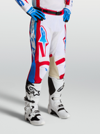 Alpinestars Pantalones Racer Hunt, pantalones de motocross para hombre rojos y blancos, con construcción precurvada y refuerzos de cuero, usados con botas Tech 7.