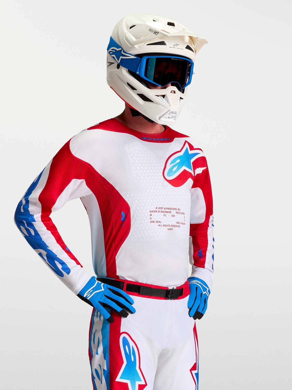 Alpinestars Jersey Racer Hunt, jersey de motocross para hombre, blanco y rojo con detalles azules, tejido que absorbe la humedad, diseño ergonómico para conducción off-road.