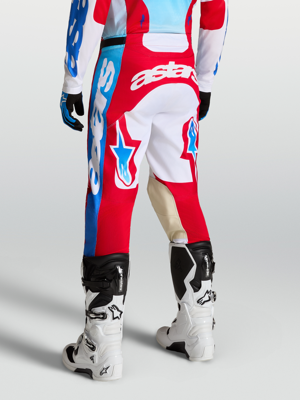 Pantalones Racer Hunt de Alpinestars, pantalones de motocross para hombre con gráficos de estrellas en rojo y blanco, paneles de rodilla en cuero de cabra y corte deportivo ergonómico.