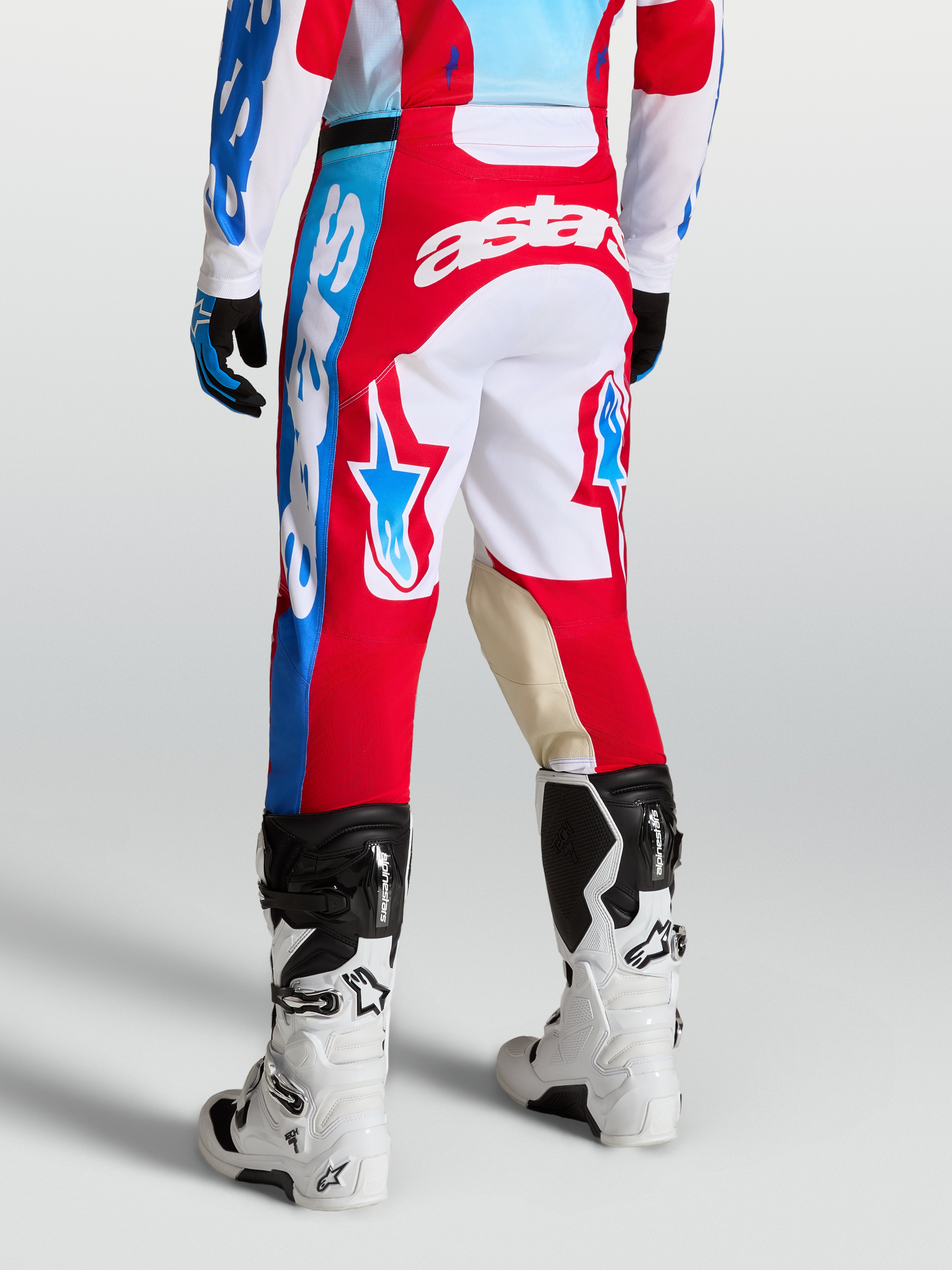 Pantalones Racer Hunt de Alpinestars, pantalones de motocross para hombre con gráficos de estrellas en rojo y blanco, paneles de rodilla en cuero de cabra y corte deportivo ergonómico.