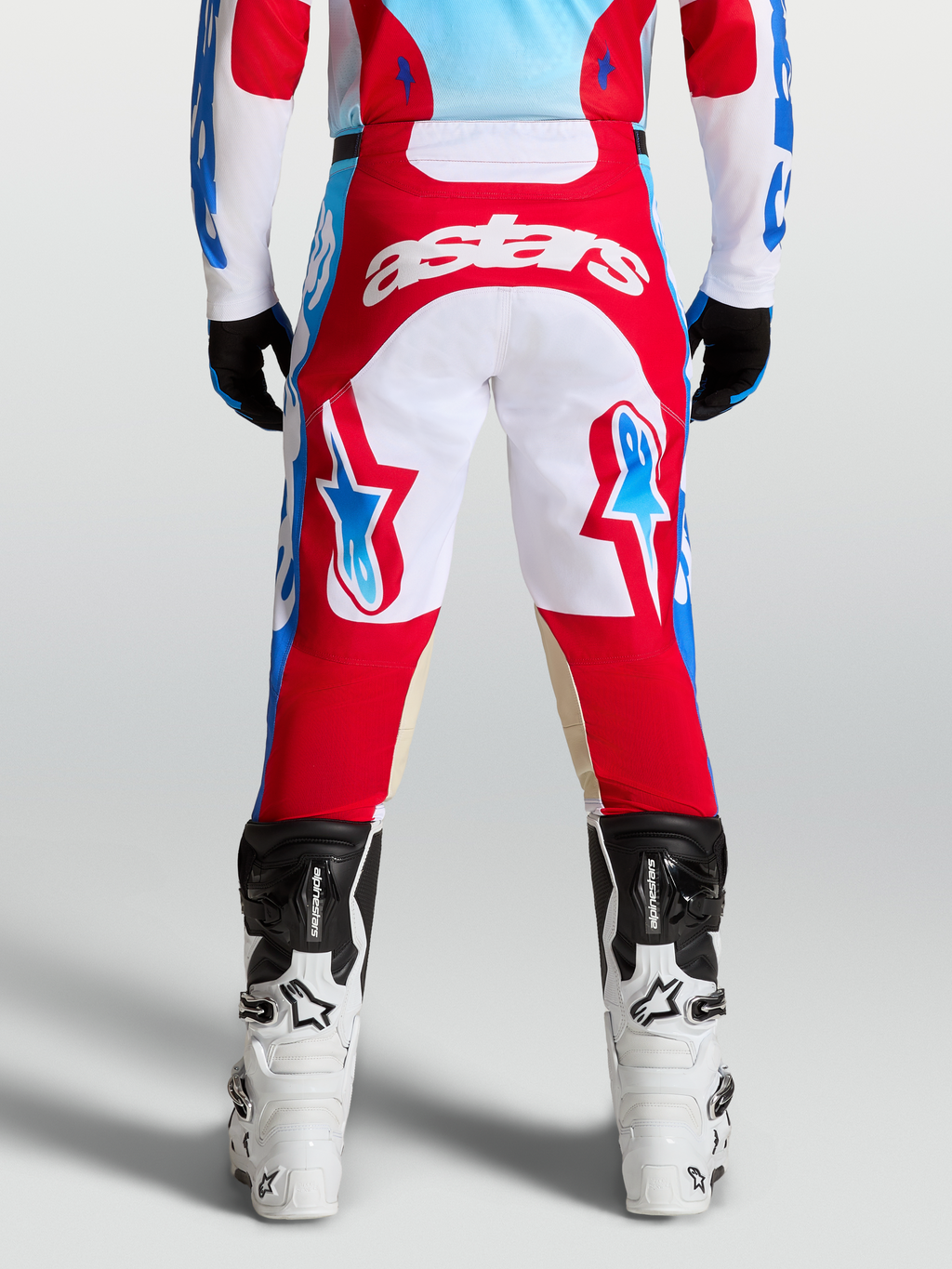 Pantalones Racer Hunt de Alpinestars, para motocross y enduro, rojos y blancos con detalles azules, diseño ergonómico y ajuste de carrera