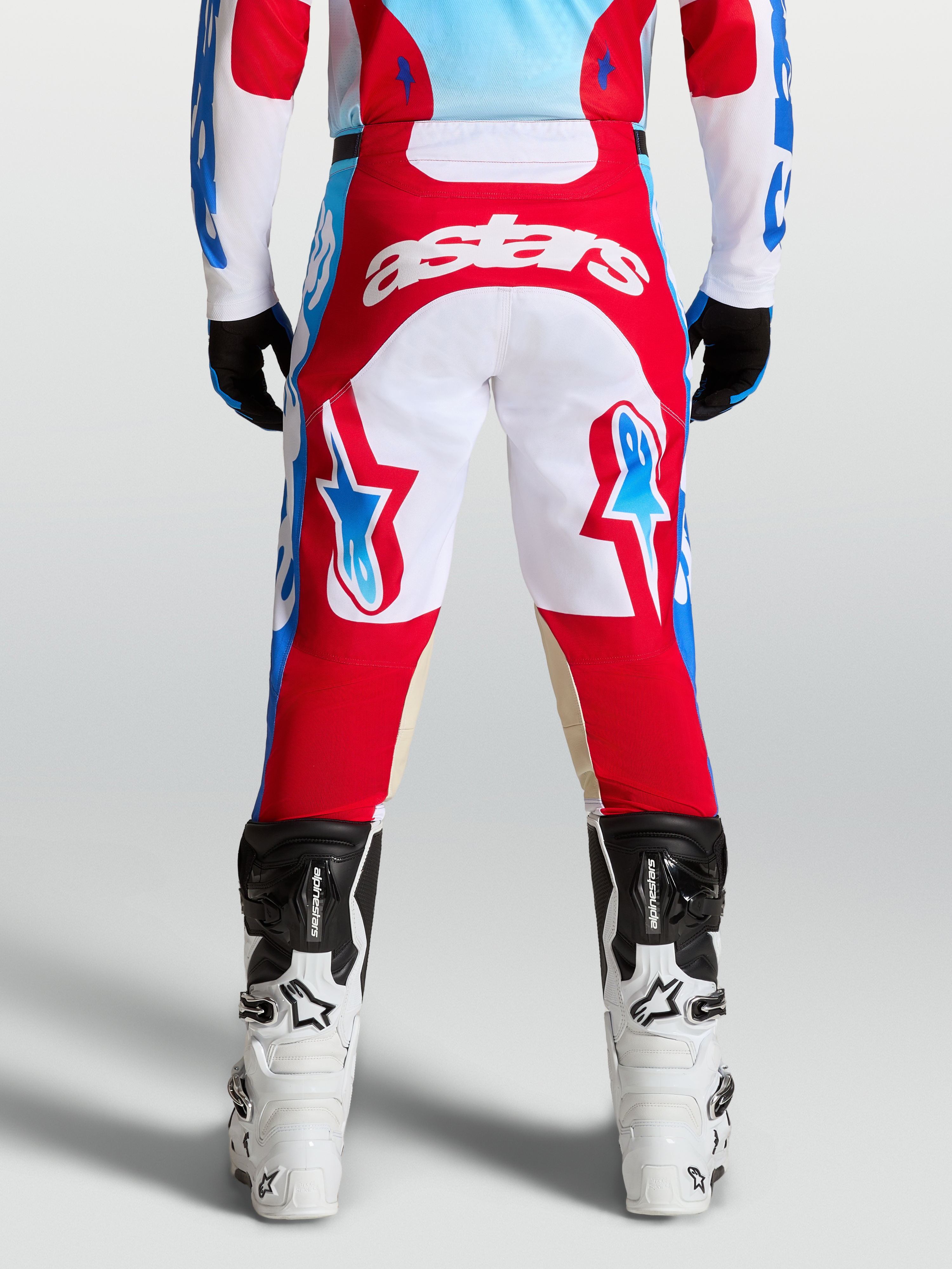 Pantalones Racer Hunt de Alpinestars, para motocross y enduro, rojos y blancos con detalles azules, diseño ergonómico y ajuste de carrera