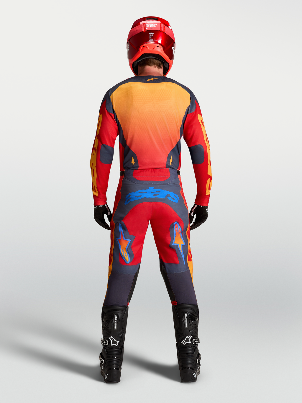 Jersey Racer Hunt de Alpinestars, equipo de motocross para hombre, rojo y gris, tejido técnico que absorbe la humedad, vista trasera del piloto equipado con casco y botas MX