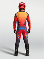 Jersey Racer Hunt de Alpinestars, equipo de motocross para hombre, rojo y gris, tejido técnico que absorbe la humedad, vista trasera del piloto equipado con casco y botas MX