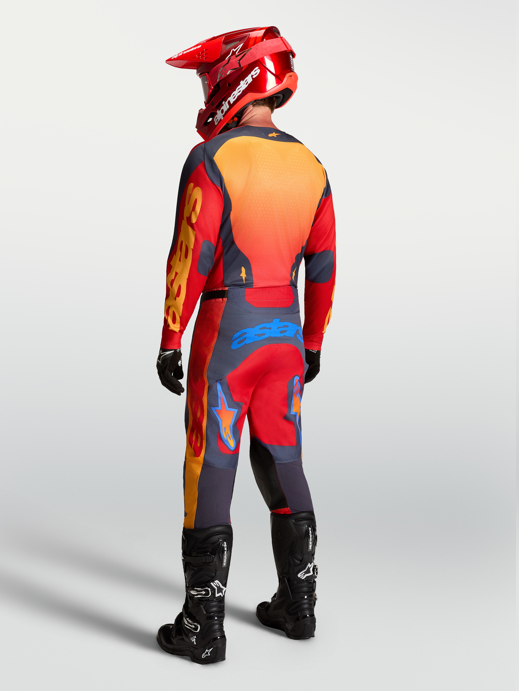 Alpinestars Racer Hunt Gear Set y pantalones de motocross de hombre, rojo y gris, equipo off-road, vista posterior en modelo