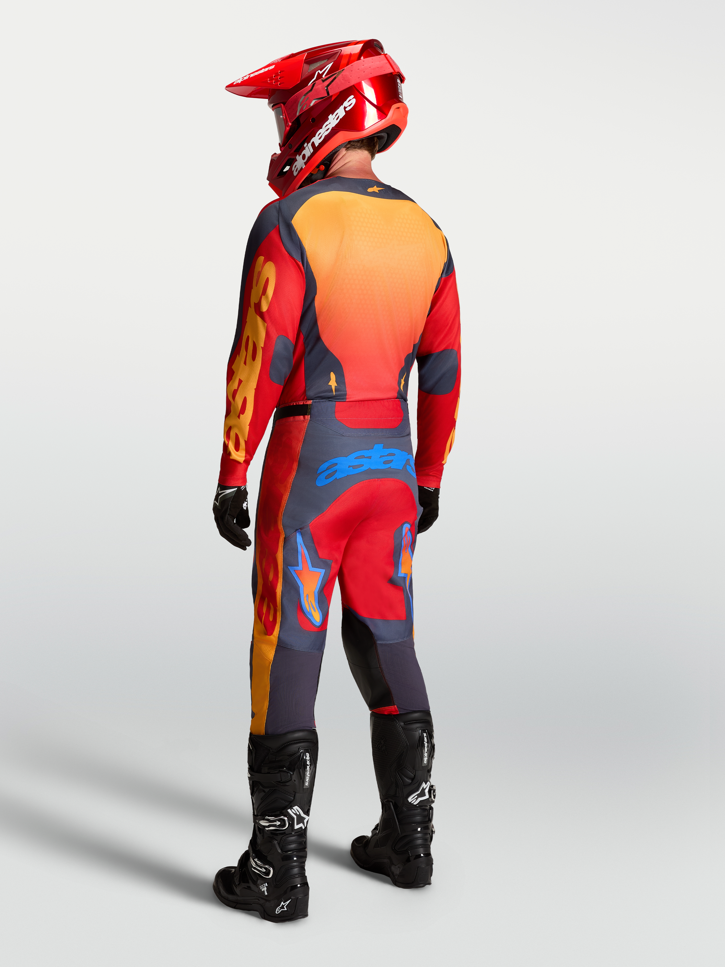 Alpinestars Jersey Racer Hunt para hombre, rojo y gris, vista trasera con ajuste de carrera y paneles ventilados de motocross.