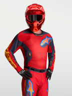 Alpinestars Jersey Racer Hunt en rojo y gris, jersey de motocross con paneles de malla usado con casco a juego para off-road.