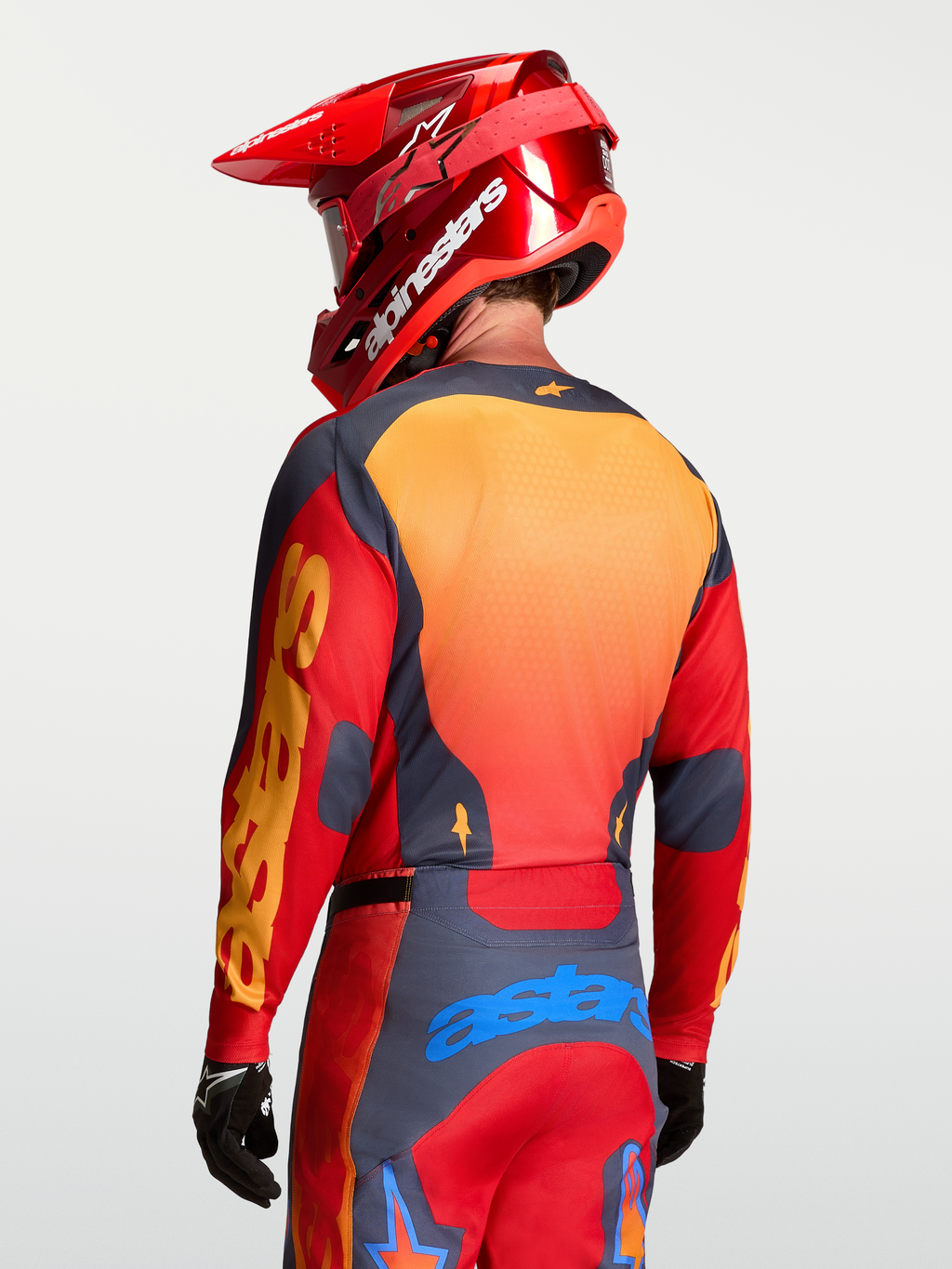 Alpinestars Jersey Racer Hunt, jersey de motocross para hombre, rojo fuego y gris, con malla transpirable que absorbe la humedad, vista trasera del piloto