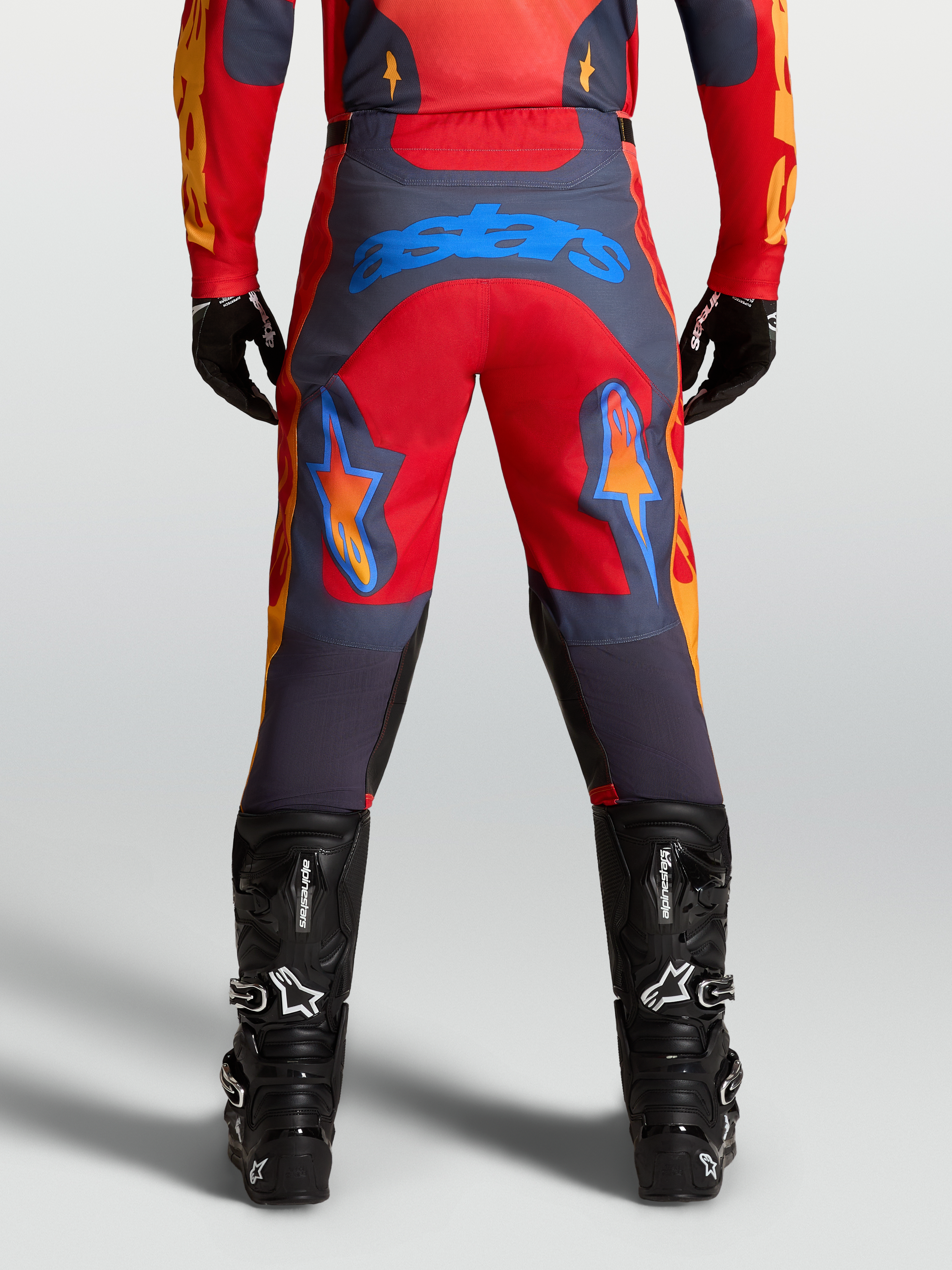Alpinestars Pantalones Racer Hunt, pantalones de motocross para hombre, rojos y grises, logotipo Astars azul en el asiento, construcción precurvada