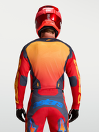 Alpinestars Racer Hunt Jersey, jersey de motocross para hombre, diseño rojo y gris con detalles amarillos y azules, vista trasera sobre modelo