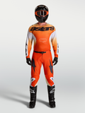 Alpinestars Racer Amber jersey y Gear Set, equipo de motocross naranja y blanco con ajuste de carrera transpirable.
