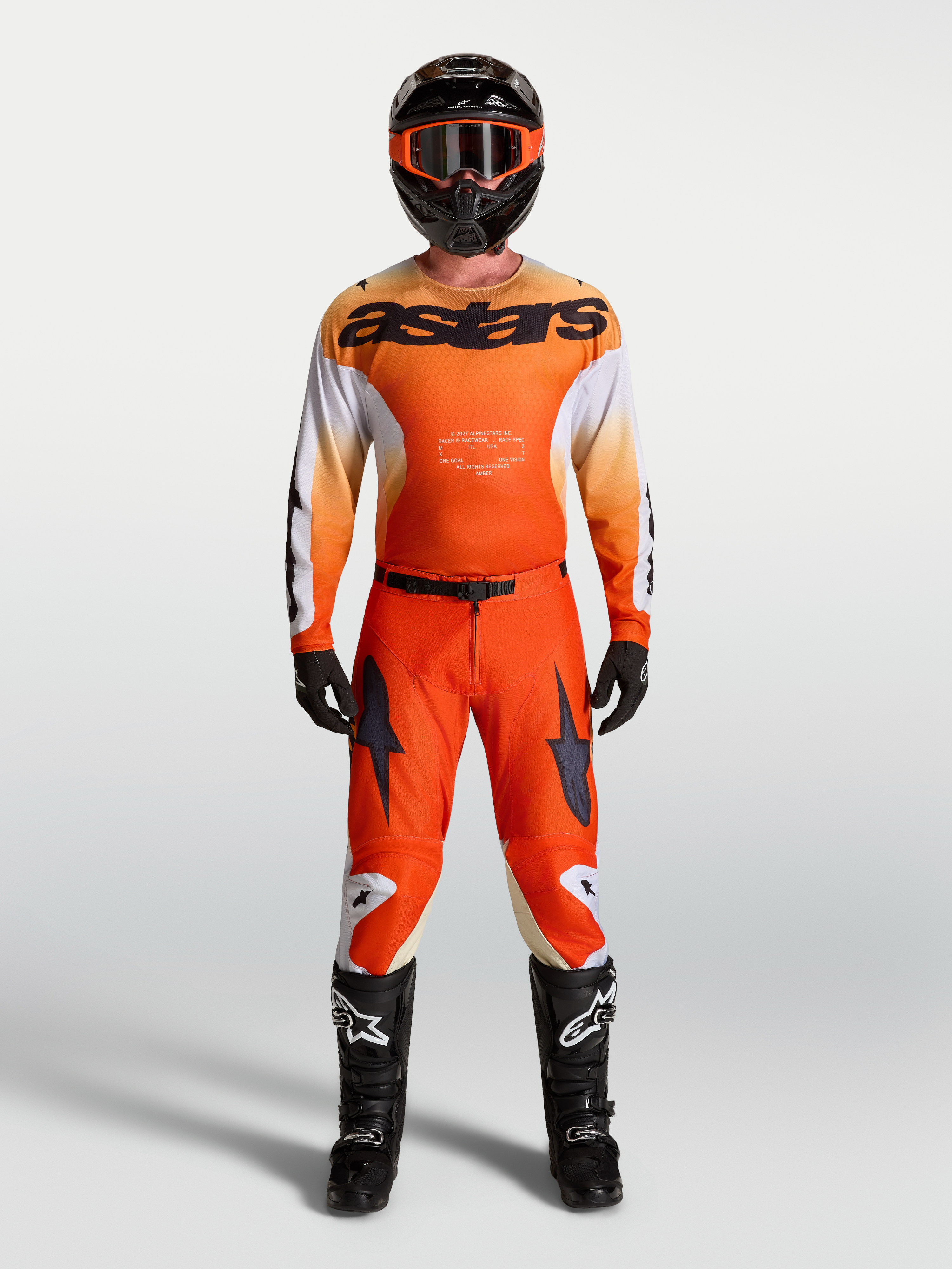 Alpinestars Racer Amber jersey y Gear Set, equipo de motocross naranja y blanco con ajuste de carrera transpirable.