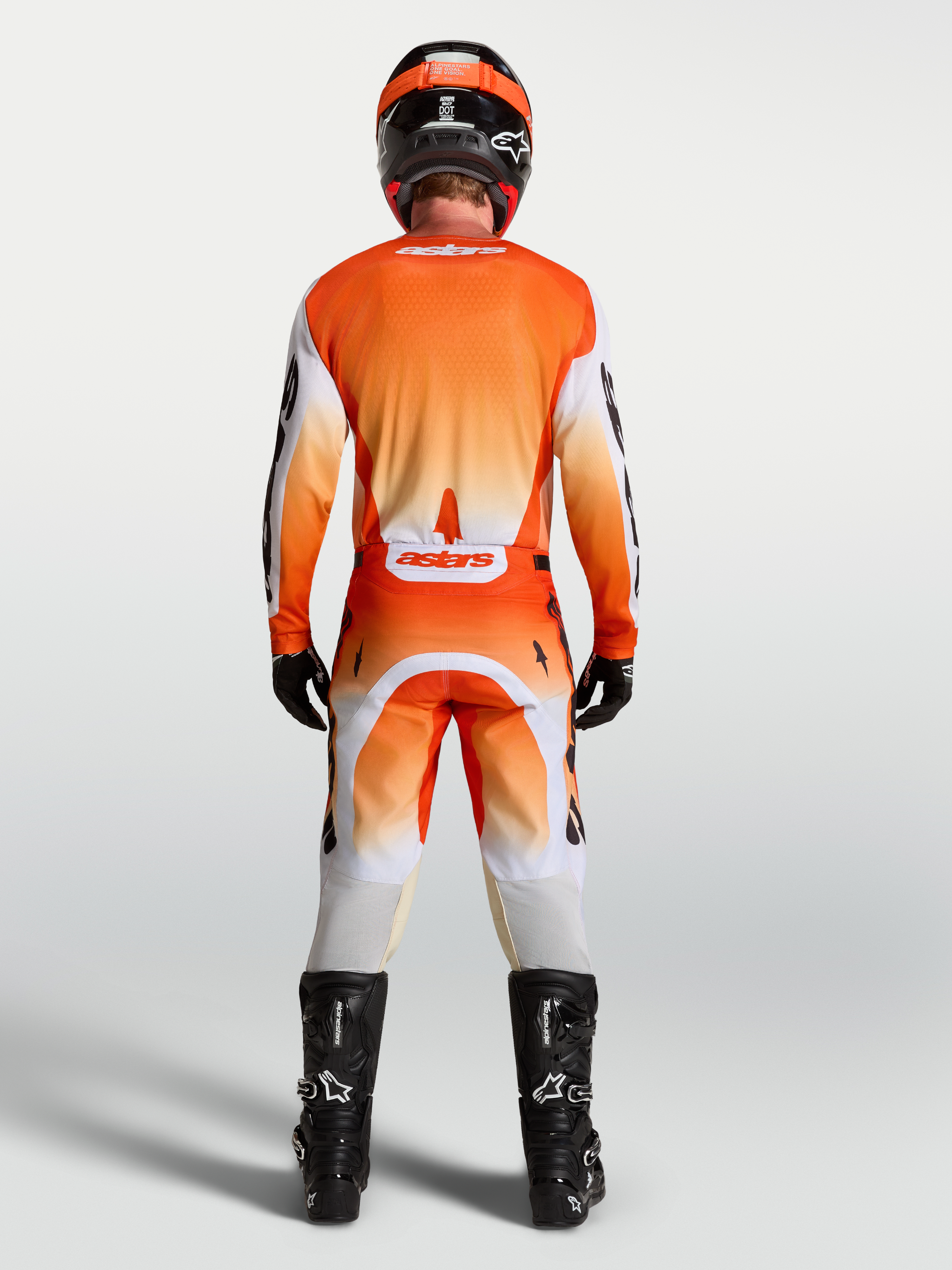 Alpinestars Racer Amber pants y gear set, equipación de motocross para hombre, naranja y blanca, vista trasera.